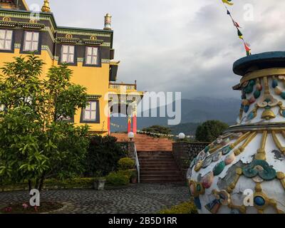 Dongyu GATSAL LING NUNNERY, PADHIARKAR, INDE - 11 DÉCEMBRE 2018: Temple principal dans la nererie tibétaine Dongyu Gatsal Ling dans le village de Padhiarkar Banque D'Images