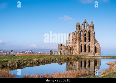 Abbaye de Whitby, les vestiges ruinés d'une abbaye bénédictine du VIIe siècle située sur la côte nord du Yorkshire, au Royaume-Uni, et un bâtiment Classé de première année. Banque D'Images