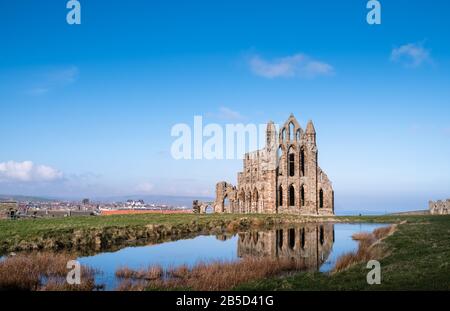 Abbaye de Whitby, les vestiges ruinés d'une abbaye bénédictine du VIIe siècle située sur la côte nord du Yorkshire, au Royaume-Uni, et un bâtiment Classé de première année. Banque D'Images