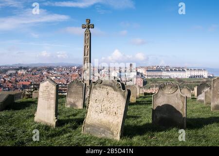 Vue sur la cour de St Mary vers la ville côtière de Whitby, avec la Croix de Caedmon, la côte du North Yorkshire, Angleterre, Royaume-Uni Banque D'Images