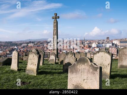 Vue sur la cour de St Mary vers la ville côtière de Whitby, avec la Croix de Caedmon, la côte du North Yorkshire, Angleterre, Royaume-Uni Banque D'Images