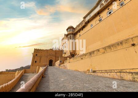 Fort historique d'Amer à Jaipur Rajasthan au lever du soleil. Le fort Amber est un site classé au patrimoine mondial de l'UNESCO Banque D'Images