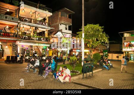 Machu Picchu Pueblo, Pérou - 7 janvier 2019: La place centrale de la ville dans la nuit. Machu Picchu, Pérou. Amérique Du Sud. Banque D'Images