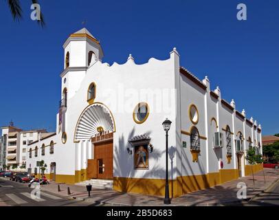 Vue Sur L'Église Paroissiale De Carmen (Parroquia Nuestra Senora Del Carmen), Fuengirola, Espagne. Banque D'Images