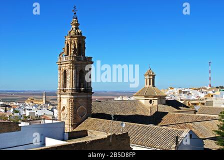 Vue imprenable sur l'église et la tour de Mercy (Iglesia y Torre de la Merced), Osuna, Espagne. Banque D'Images