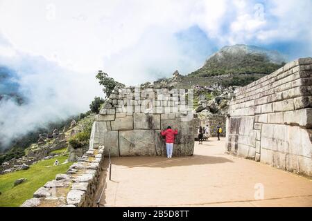 Machu Picchu Pueblo, Pérou - 7 Janvier 2019: Mur Inca Incroyable Sur La Ville Ancienne De Machu Picchu Au Pérou. Amérique Du Sud. Site archéologique. Banque D'Images