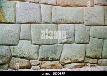 Mur Inca incroyable sur Hatun Rumiyoc Street, célèbre rue ancienne à Cusco, Pérou, Amérique du Sud, site archéologique. Banque D'Images