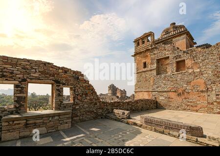 Reliques du palais de Rana Kumbha au fort historique de Chittorgarh à Udaipur Rajasthan, Inde. L'ancien fort de Chittor est un site classé au patrimoine mondial de l'UNESCO Banque D'Images