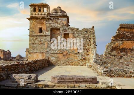 Reliques du palais de Rana Kumbha au fort historique de Chittorgarh à Udaipur Rajasthan, Inde. L'ancien fort de Chittor est un site classé au patrimoine mondial de l'UNESCO Banque D'Images