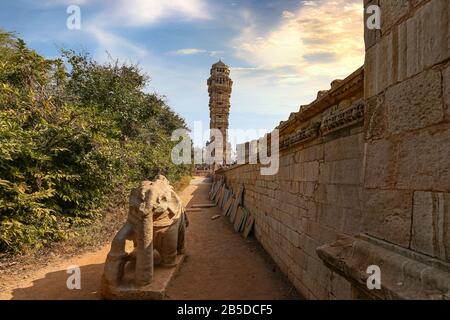 Fort de Chittorgarh architecture ancienne avec vue sur le monument de la victoire connu sous le nom de 'Vijaya Stambha' avec des ruines médiévales à Udaipur, Rajasthan, Inde Banque D'Images