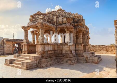 Ancien temple hindou ruines architecture au fort de Chittorgarh. Chittor fort est un site classé au patrimoine mondial de l'UNESCO à Udaipur, Rajasthan, Inde Banque D'Images