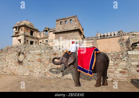 Palais de Rana Kumbha au fort historique de Chittorgarh Rajasthan avec vue sur l'éléphant indien décoré utilisé pour la randonnée touristique Banque D'Images