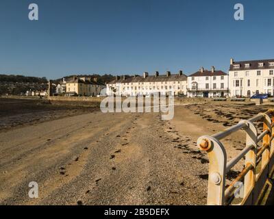 Vue sur les propriétés de front de mer de Beaumaris depuis la jetée sur beau temps ensoleillé de mars île d'Anglesey Nord Pays de Galles Royaume-Uni Banque D'Images