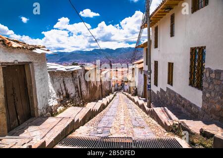Cusco , Pérou- 9 janvier 2019 : personnes non identifiées dans la rue de Cusco, Pérou. Toute la ville de Cusco a été désignée site du patrimoine mondial de l'UNESCO en 1983. Banque D'Images