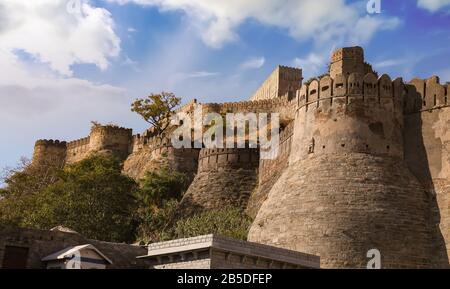 Fort Kumbhalgarh Rajasthan au coucher du soleil. Kumbhalgarh est une forteresse de Mewar dans le district de Rajsamand de l'État de Rajasthan dans l'ouest de l'Inde Banque D'Images