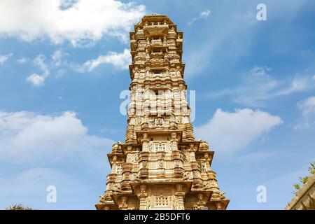 Fort de Chittorgarh architecture ancienne avec vue sur le monument de la victoire connu sous le nom de 'Vijaya Stambha' avec des ruines médiévales à Udaipur, Rajasthan, Inde Banque D'Images