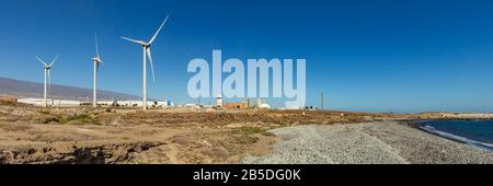 Panorama super large de la centrale éolienne. Une rangée de turbines près du bord de mer. Champ écologique du parc éolien. Parc Eolic avec ciel bleu en arrière-plan. Vert, ec Banque D'Images