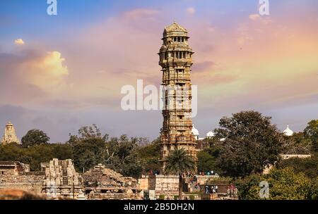 Fort de Chittorgarh architecture ancienne avec vue sur le monument de la victoire connu sous le nom de 'Vijaya Stambha' avec des ruines médiévales à Udaipur, Rajasthan, Inde Banque D'Images