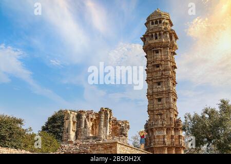 Fort de Chittorgarh architecture ancienne avec vue sur le monument de la victoire connu sous le nom de 'Vijaya Stambha' avec des ruines médiévales à Udaipur, Rajasthan, Inde Banque D'Images