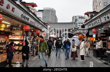 Tokyo, Japon. 8 mars 2020. Les touristes portant des masques sont vus à Sensoji (Temple Asakusa Kannon) à Tokyo, Japon, le dimanche 8 mars 2020. Le gouvernement japonais resserrera les restrictions à l'entrée de la Chine et de la Corée du Sud du 9 mars 2020 à la fin de ce mois. Le visa délivré sera invalidé et les visiteurs seront priés d'attendre deux semaines à la maison ou à l'hôtel. La Corée du Sud a commencé à prendre des contre-mesures contre le Japon, y compris la suspension du visa le même jour. Photo de Keizo Mori/UPI crédit: UPI/Alay Live News Banque D'Images