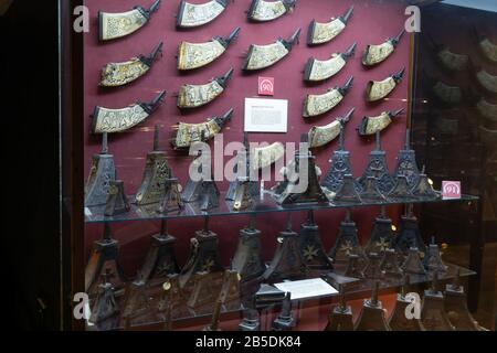 Cornes de vache Musketeer et flacons en poudre triangulaires du XVIe siècle, collection du musée de l'Armurerie du Palais Grandmaster à la Valette, Malte Banque D'Images