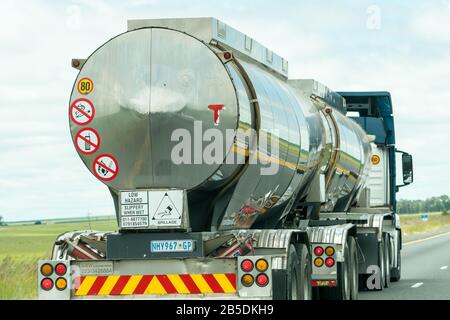 Camion-citerne en acier inoxydable ou véhicule transportant du liquide ou du carburant inflammable sur une route nationale à Gauteng, en Afrique du Sud Banque D'Images