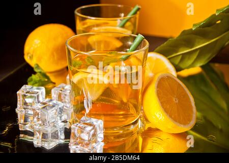 Deux verres de thé froid avec glace et citron Banque D'Images