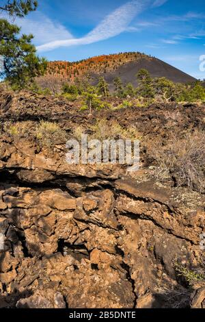 Cratère Au Coucher Du Soleil Au-Dessus De Bonito Lava Flow, Monument National Du Volcan Sunset Crater, Arizona, États-Unis Banque D'Images