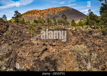 Cratère Au Coucher Du Soleil Au-Dessus De Bonito Lava Flow, Monument National Du Volcan Sunset Crater, Arizona, États-Unis Banque D'Images