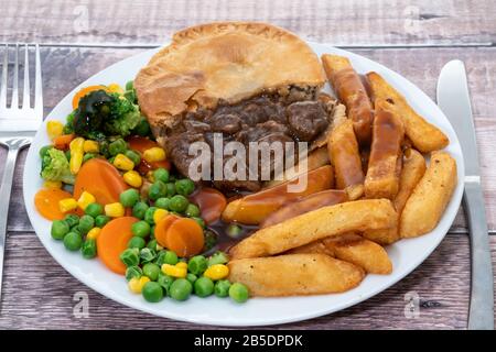 Tarte aux steaks de bœuf, chips et légumes Banque D'Images