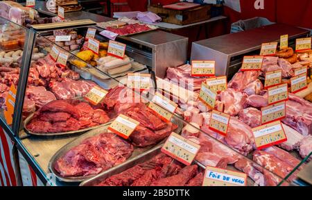 Photo d'un comptoir de présentation de viande avec différentes viandes provenant d'un marché en plein air sur la rue Saint-Germain à Paris, France. Banque D'Images