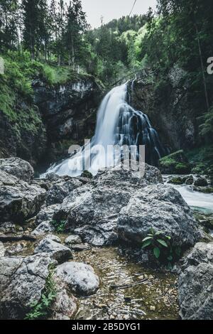 La chute d'eau de Gollinger en autriche au printemps, le temps ensoleillé Banque D'Images