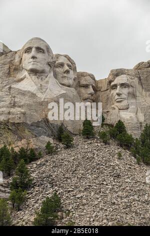 Mt. Rushmore au Dakota du Sud avec 4 visages du président des États-Unis sculptés dans la roche. Banque D'Images