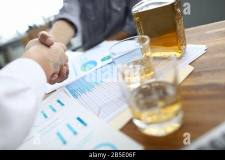 Verres avec whisky sur la table Banque D'Images