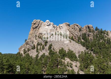 Mt. Rushmore au Dakota du Sud avec 4 visages du président des États-Unis sculptés dans la roche. Banque D'Images