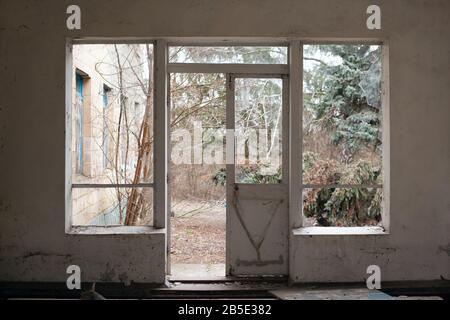 portes d'un bâtiment hospitalier abandonné. Banque D'Images