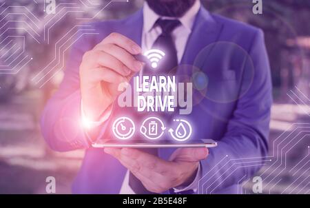 Main conceptuel écrit, indiquant en savoir conduire. Signification du concept d'acquérir des connaissances ou des compétences dans la conduite d'un véhicule à moteur Banque D'Images