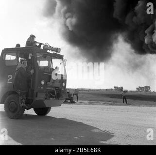 US Navy Ausbildung Flughafenfeuerwehr mit Tanklöschfahrzeug / United States Navy Training Airport pompiers avec camions de pompiers Banque D'Images