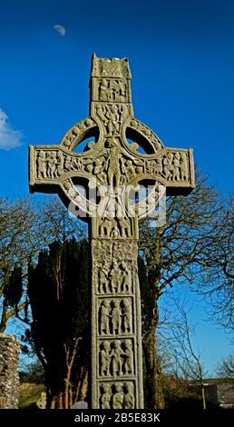 Ancienne Croix celtique dans l'ancienne abbaye de Monasterboice, Co. Louth Irlande Banque D'Images