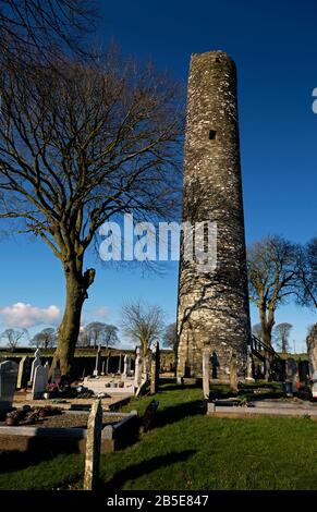 Ancienne Abbaye Et Tour Ronde, Et Croix Celtiques À Monasterboice, Comté De Louth, Irlande Banque D'Images