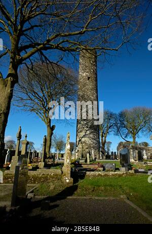 Ancienne Abbaye Et Tour Ronde, Et Croix Celtiques À Monasterboice, Comté De Louth, Irlande Banque D'Images