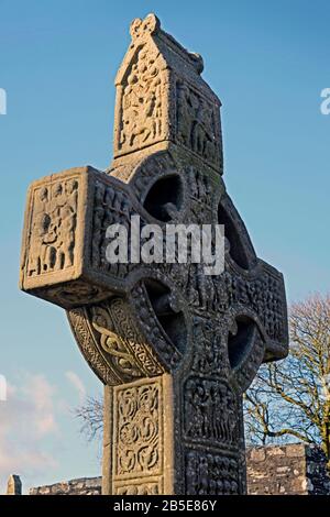 Ancienne Croix celtique dans l'ancienne abbaye de Monasterboice, Co. Louth Irlande Banque D'Images