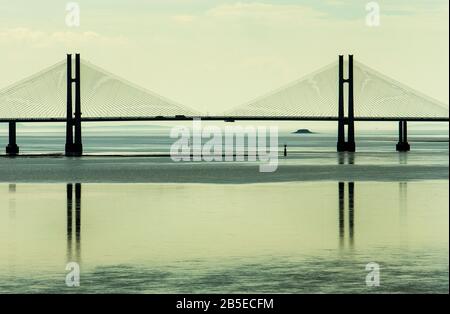 Le pont du Prince de Galles deuxième (nouveau) pont suspendu Severn traversant l'estuaire du pont du fleuve Severn reflété dans l'eau, Angleterre Royaume-Uni Banque D'Images