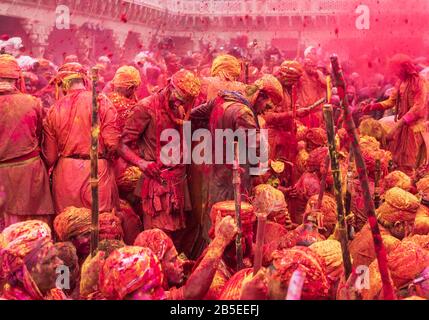 Nandgaon, Uttar Pradesh / Inde - Mar 05 2020: Les hommes de Nandgaon s'assoient dans un Samaaaaj ou une réunion communautaire pendant le festival de Hali Banque D'Images