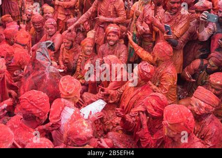 Nandgaon, Uttar Pradesh / Inde - Mar 05 2020: Les hommes de Nandgaon s'assoient dans un Samaaaaj ou une réunion communautaire pendant le festival de Hali Banque D'Images