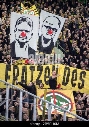 07 Mars 2020, Rhénanie-Du-Nord-Westphalie, Mönchengladbach: Football: Bundesliga, Borussia Mönchengladbach - Borussia Dortmund, 25ème Jour De Jumelage Au Parc Borussia. Les fans de BVB présentent des bannières avec les visages de Dietmar Hopp (l-r) et Fritz Keller avec un nez rouge clown. En dessous se trouve une bannière avec l'inscription 'Die ßlichen Fratzen des Fußball! Photo: Bernd Thissen/dpa - NOTE IMPORTANTE: Conformément à la réglementation de la DFL Deutsche Fußball Liga et de la DFB Deutscher Fußball-Bund, il est interdit d'exploiter ou d'exploiter dans le stade et/ou du jeu a pris des photos sous forme de séque Banque D'Images