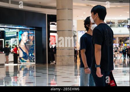 Kuala Lumpur, Malaisie. 8 mars 2020. Les clients portant des masques marchent dans un centre commercial de Kuala Lumpur, en Malaisie, le 8 mars 2020. Six nouveaux cas de COVID-19 ont été signalés dimanche en Malaisie, portant le nombre total de cas à 99, a déclaré le Ministère de la santé. Crédit: Zhu Wei/Xinhua/Alay Live News Banque D'Images