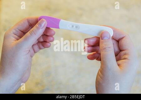 Femme ayant un test de grossesse positif. Maternité, grossesse, concept de contrôle des naissances. Banque D'Images