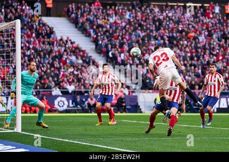 Jan Obak d'Atletico de Madrid et Sergio Reguilon de Séville en action pendant le match la Liga entre Atletico de Madrid et Sevilla FC au stade de Wanda Metropolitano. Score final; Atletico de Madrid 2: 2 Sevilla FC. Banque D'Images