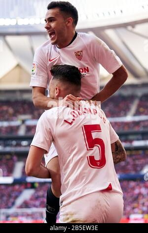 Lucas Ocampos et Sergio Reguilon de Séville célèbrent pendant le match la Liga entre Atletico de Madrid et Sevilla FC au stade Wanda Metropolitano. Score final; Atletico de Madrid 2: 2 Sevilla FC. Banque D'Images